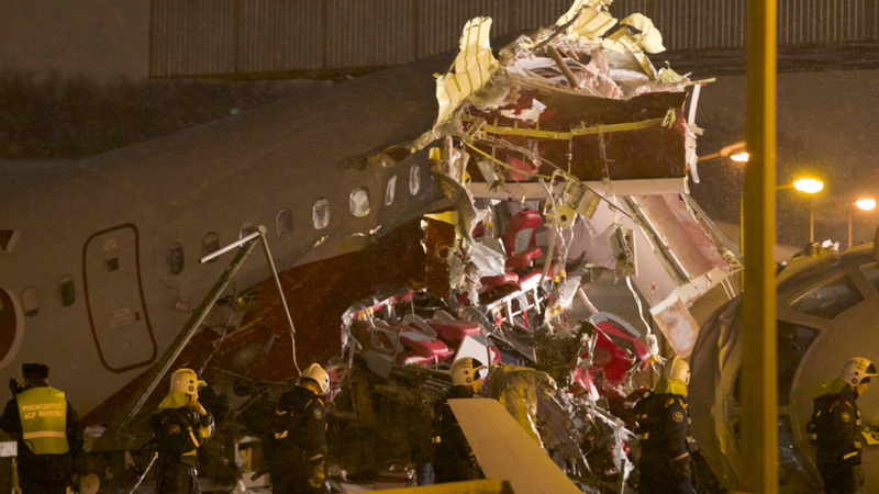 Illustration for article titled Russian Plane Crashes Into Highway After Failed Landing